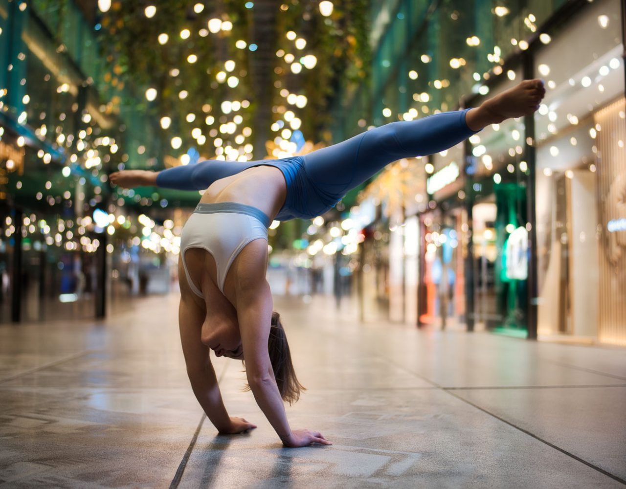 Handstand-Akrobatin im Spagat.