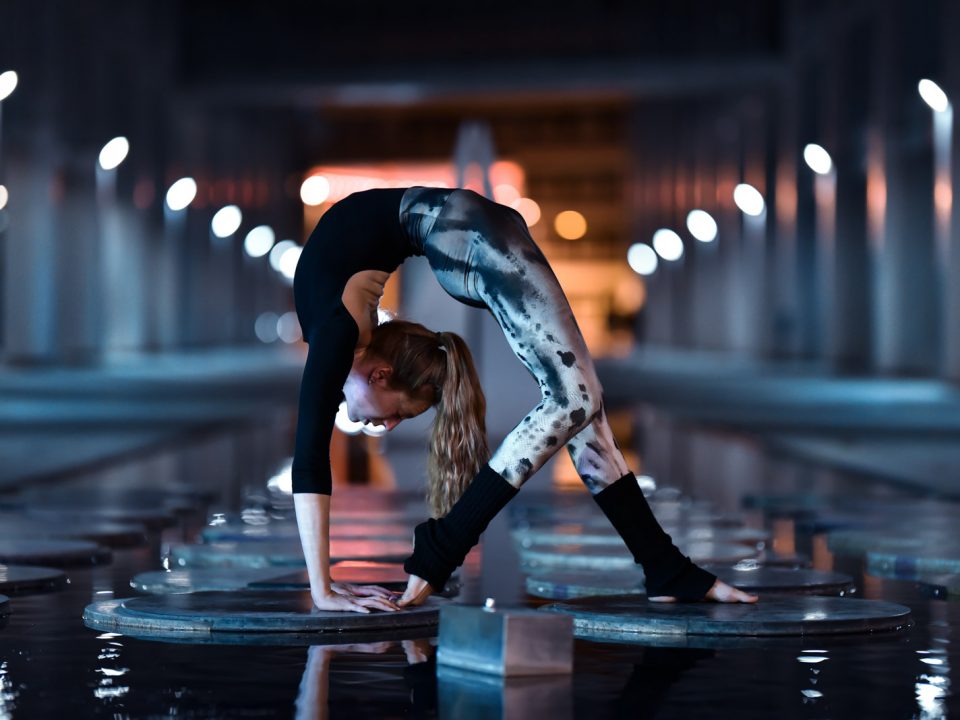 Contortion und Flexibility-Shooting: Artistin in extremer Brücke bei Nacht in der Stadt