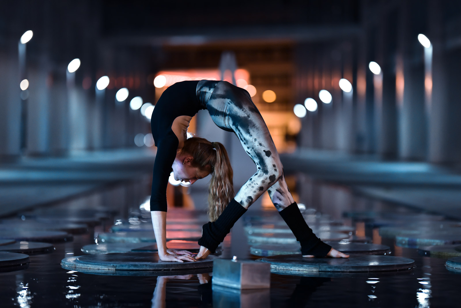 Contortion und Flexibility-Shooting: Artistin in extremer Brücke bei Nacht in der Stadt