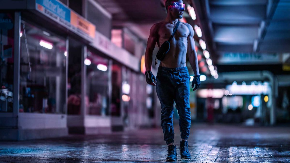 Fitness Fotoshooting bei Nacht: Muskulöser Mann läuft durch Nasse Straße.