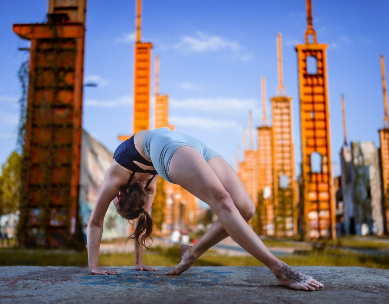 Yoga-Fotografie: Frau macht eine Brücke und winkelt ein Bein an.