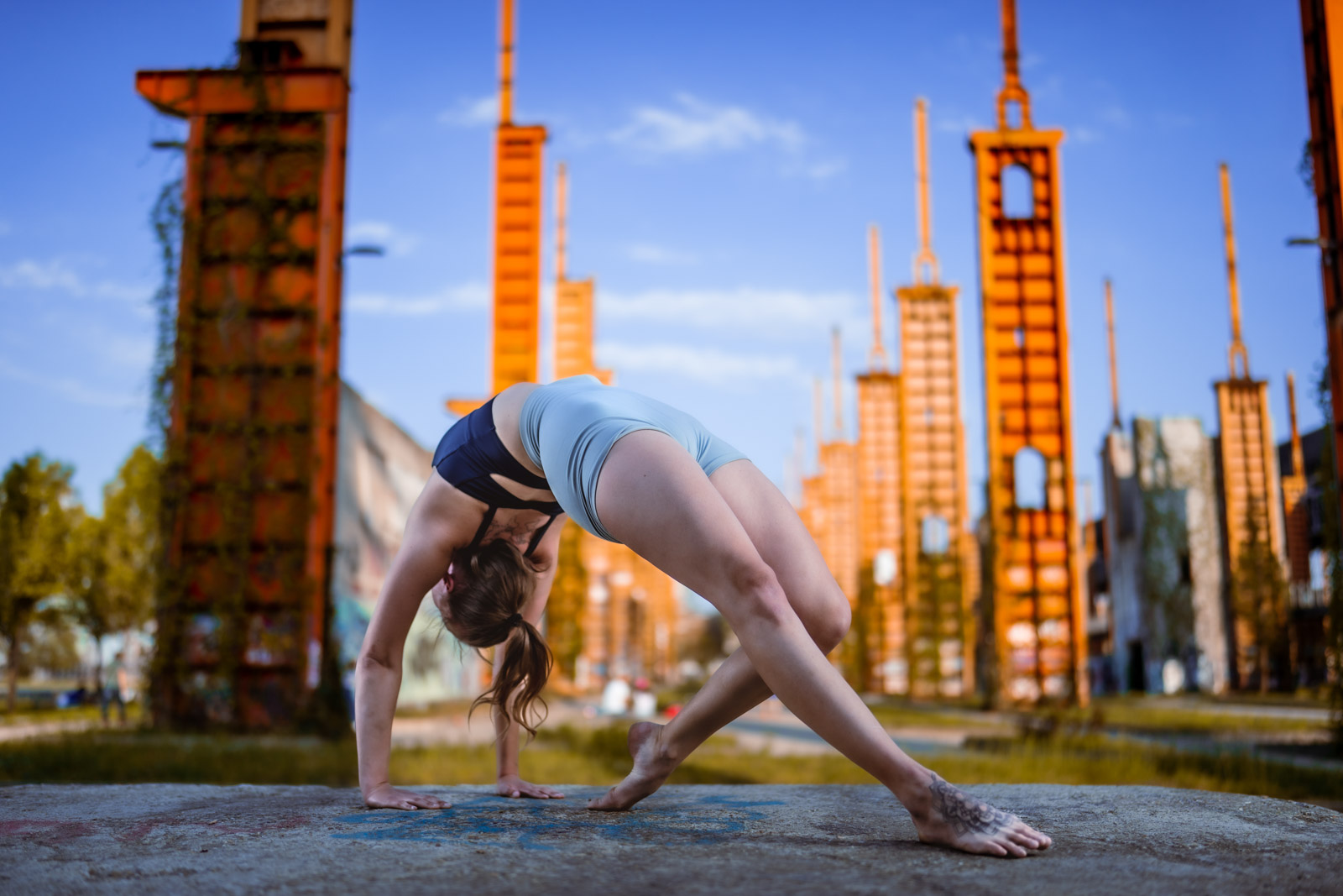 Yoga-Fotografie: Frau macht eine Brücke und winkelt ein Bein an.