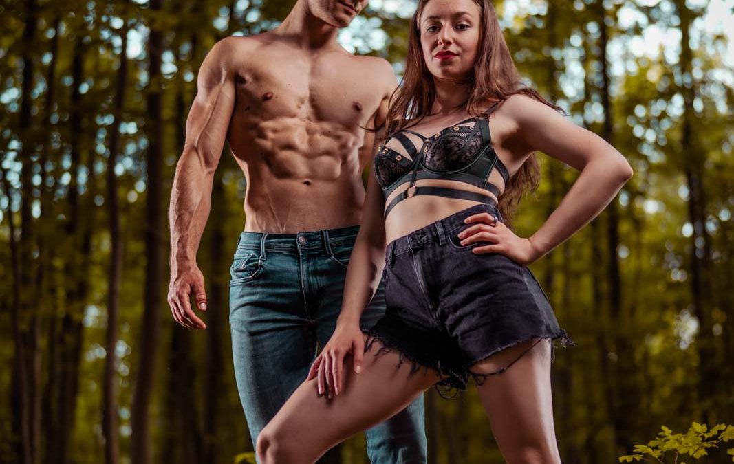 Paar-Fotoshooting: Sportliches Paar im Wald auf einer Wiese
