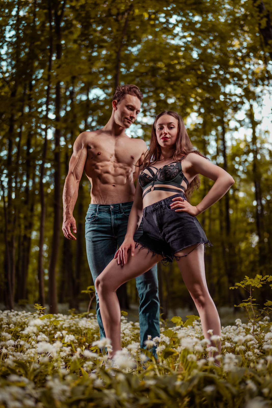 Paar-Fotoshooting: Sportliches Paar im Wald auf einer Wiese
