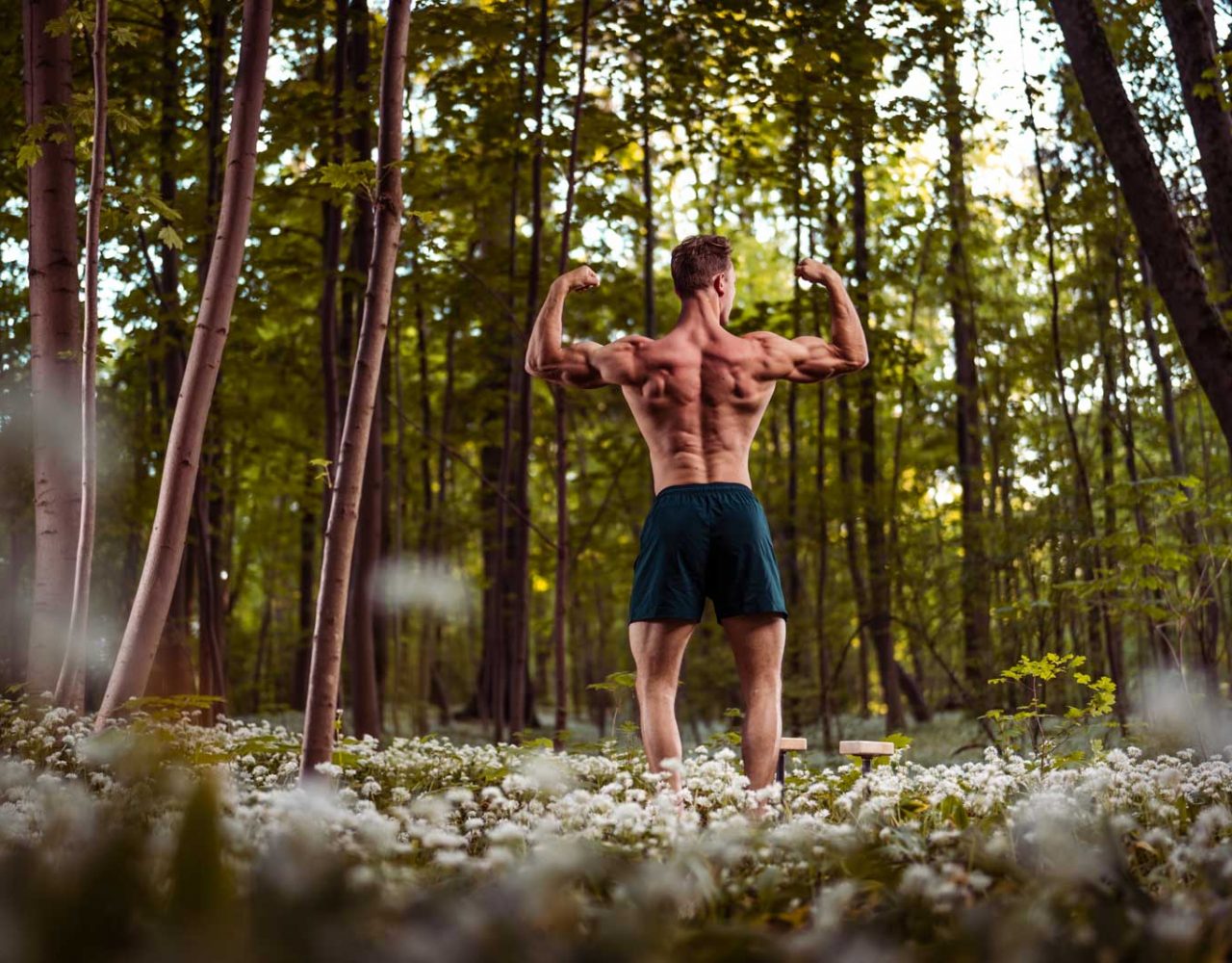 Sportler mit Muskulösem Körper zeigt Bodybuilding-Posen
