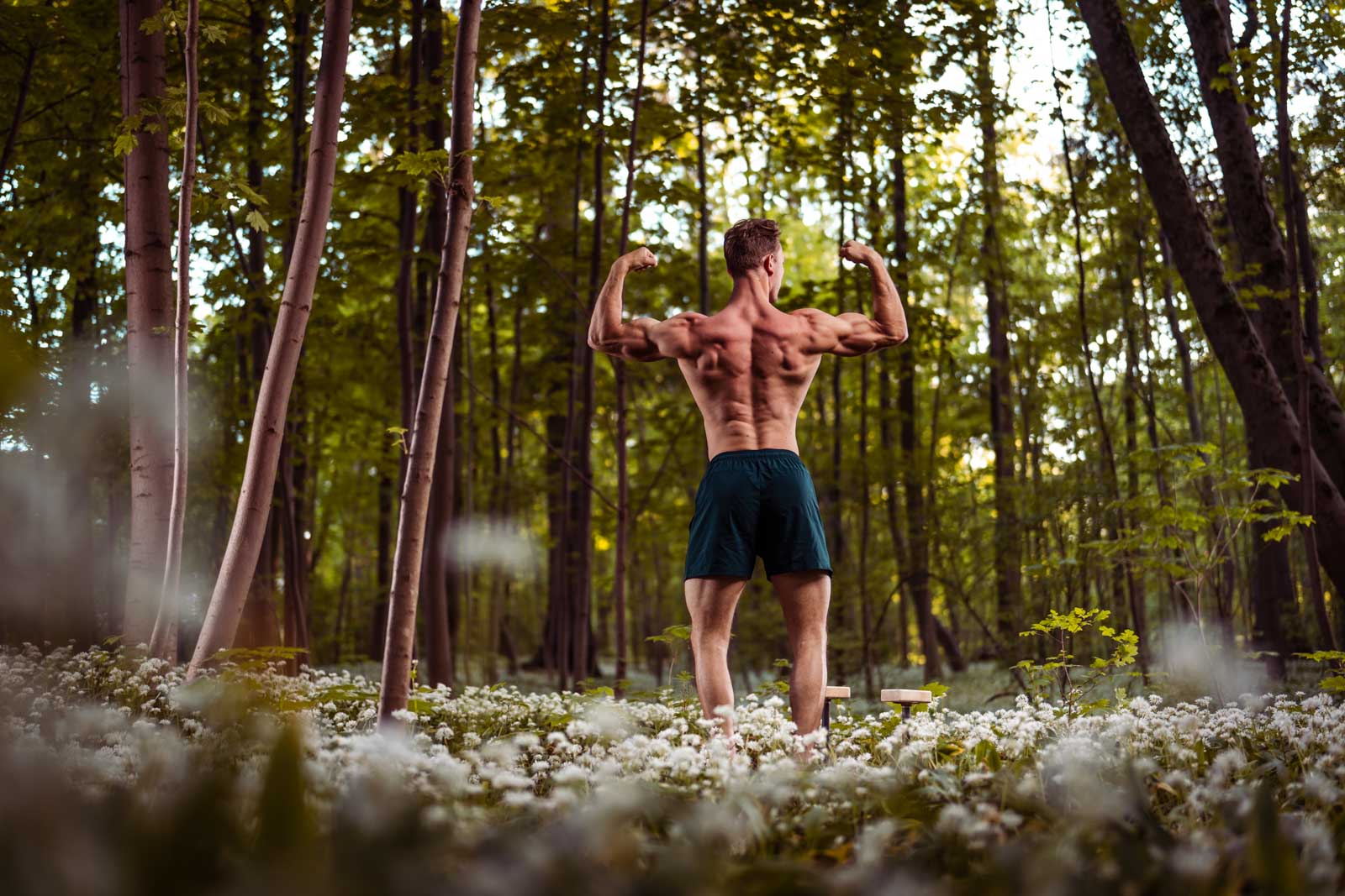Sportler mit Muskulösem Körper zeigt Bodybuilding-Posen