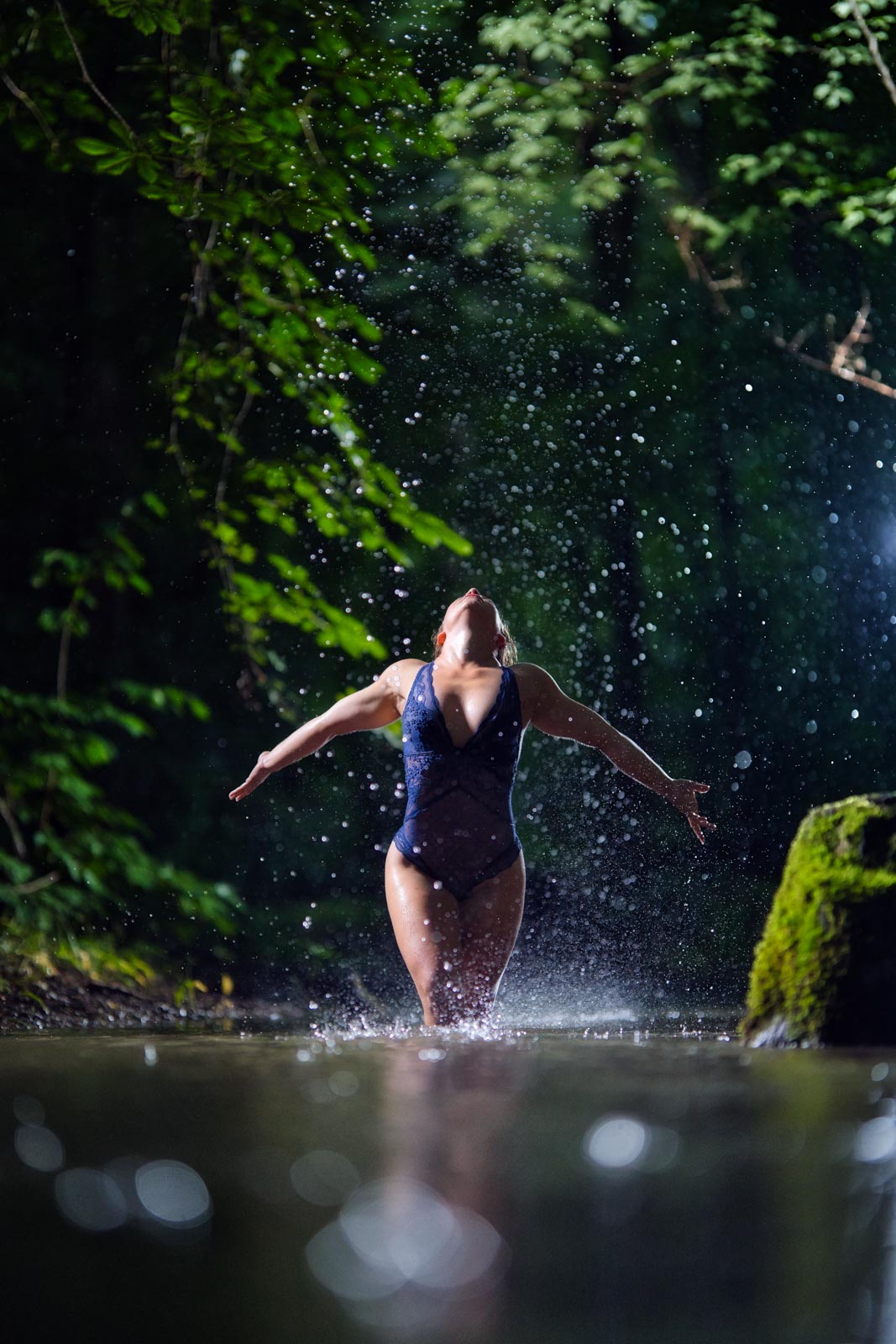 Regen-Shooting im Fluss: Frau in Dessous steht im Fluss bei Nacht während es regnet.