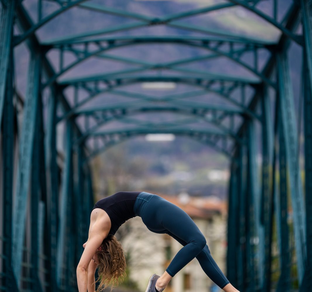 Turnerin macht Gymnastik auf einer Brücke
