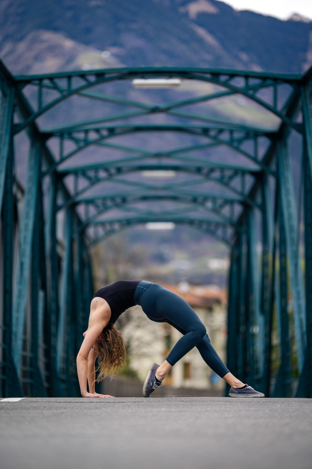 Turnerin macht Gymnastik auf einer Brücke