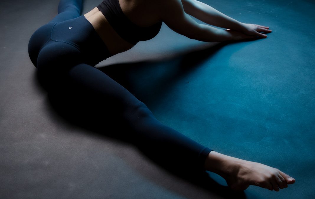 Yoga-Fotografie im Studio: Frau vor dunklem Hintergrund